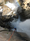 Le bruit de la cascade est assourdissant.