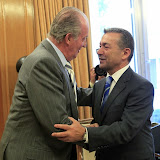 MD70. MADRID, 22/09/2011.- El rey Juan Carlos saluda al presidente de Canarias, Paulino Rivero (d), a quién ha recibido en audiencia esta tarde en el Palacio de la Zarzuela, en el marco de una ronda de contactos del jefe del Estado con los presidentes de las comunidades y ciudades autónomas. EFE/Manuel H. de León ***POOL***