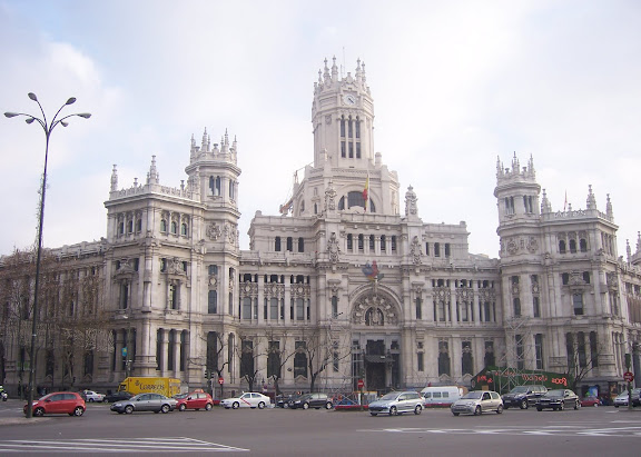 The ministry of telecommunications - this thing is a post office. Madrileños jokingly call it “Our lady of telecommunications.”