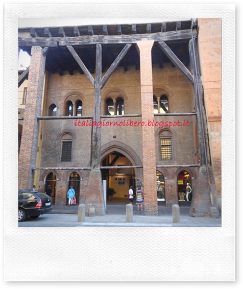 IGL Bologna centro, Corte Isolani IGL Bologna centro, Corte Isolani