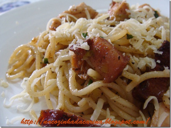 espaguete-com-frango,-bacon-e-alho-poro-02
