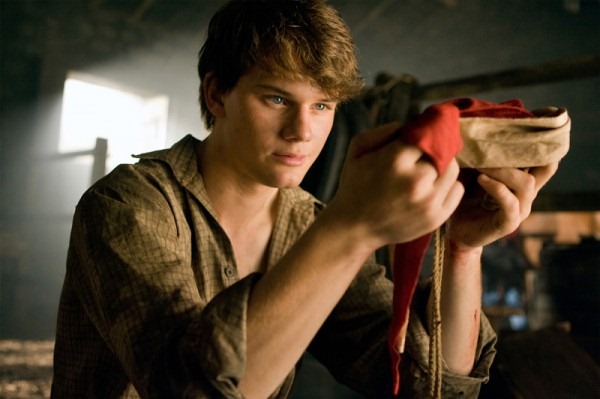 war-horse-movie-image-jeremy-irvine-07-600x399