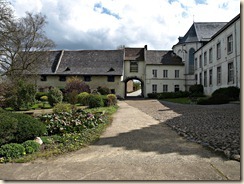 Kerniel, abdij Mariënlof ('klooster van Colen'): binnenkoer gezien in de richting van de toegangspoort