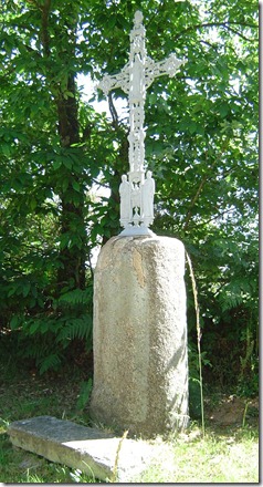 la borne des Brillats surmontée de sa croix La borne des Brillats surmontée de sa croix