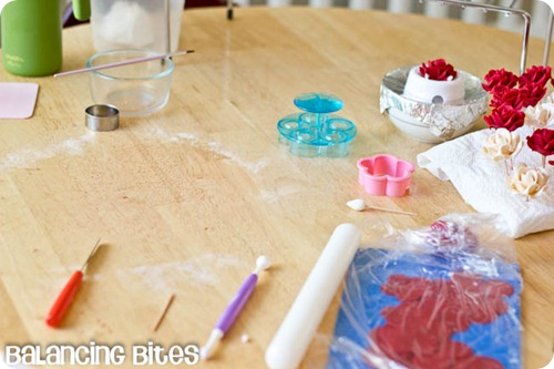 How to make small gumpaste roses (17)