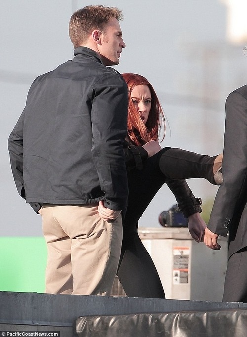 Black Widow Fights a S.H.I.E.L.D. Agent in Captain America 2 set 05