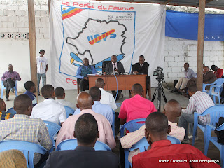 En arrière plan, le secrétaire général de l'UDPS, Jacquemin Shabani et ses collaborateurs ce 21/07/2011 à Kinshasa, lors d'une conférence de presse. Radio Okapi/ Ph. John Bompengo