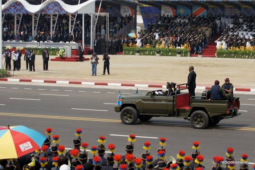 Le président Kabila, commandant suprême des Forces armées de la RDC passe les troupes en revue, le 30 juin 2010 lors de la célébration des 50 ans de l'indépendance de la RDCongo