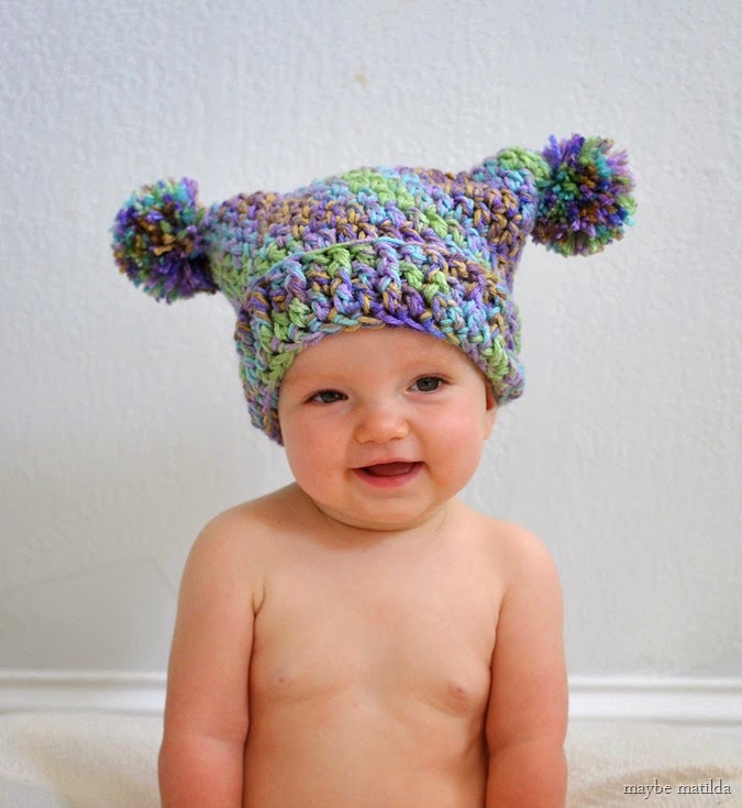 Free crochet pattern to make this adorable pom pom hat!
