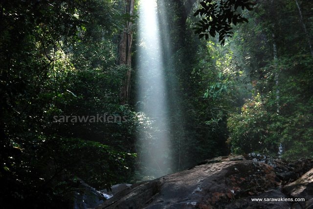 [Gunung_Gading_Waterfall_light_shaft_1%255B7%255D.jpg]