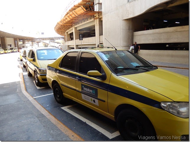 Fila de táxi amarelinho no terminal 2 Galeão