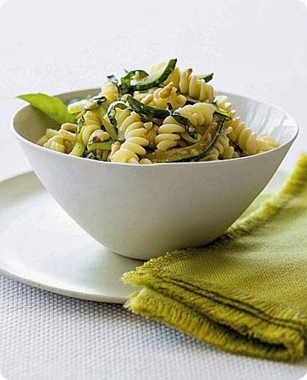 Eliche e zucchine al basilico e pinoli Eliche e zucchine al basilico e pinoli