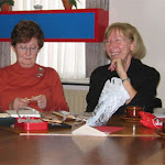 Mariet en Miep tijdens en Kantkringmiddag febr. 2005.jpg