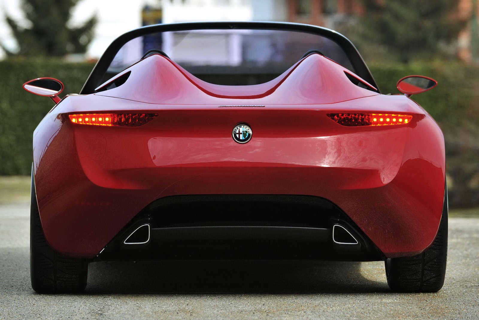 [2010-Pininfarina-Alfa-Romeo-2ueottanta-Concept-3%255B2%255D.jpg]