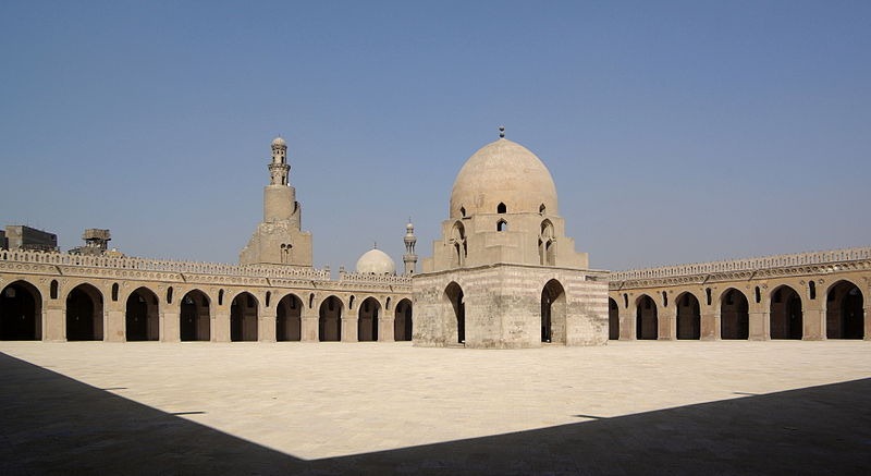 [800px-Kairo_Ibn_Tulun_Moschee_BW_43.jpg]