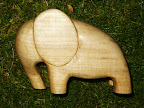 Olifant
Materiaal: linde
Behandeling: lijnolie en was
Afmeting: ca 15x8x12cm
Achtergrondinformatie: is eenvoudig maar toch mooi. Abstract en daarom ook mooi, en leuk vor kinderen. Is gemaakt voor petekind Suus.