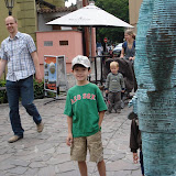 Kai near the “Pissing Men” statues by David Cerny