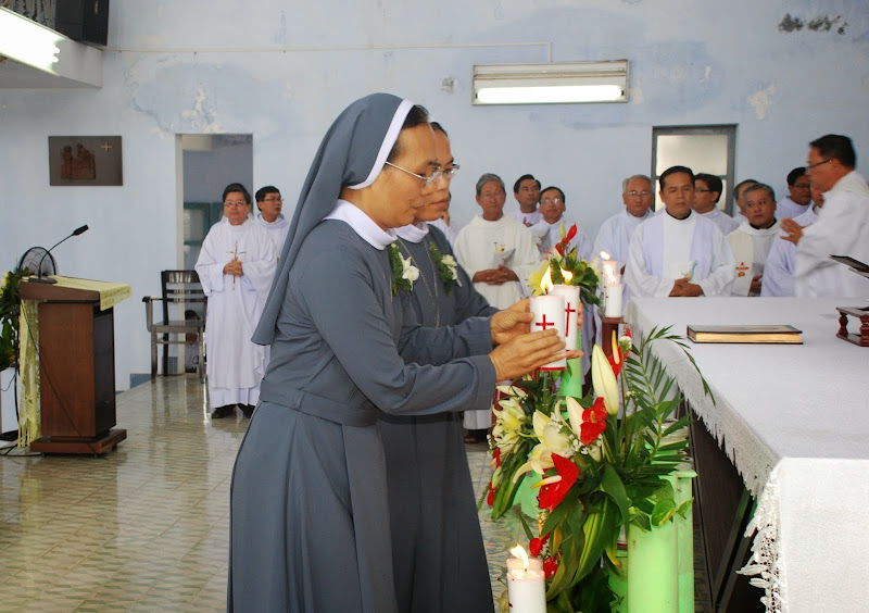 Hình ảnh lễ khấn dòng của các nữ tu thuộc Hội dòng Nữ Tỳ Chúa Giêsu Tình Thương