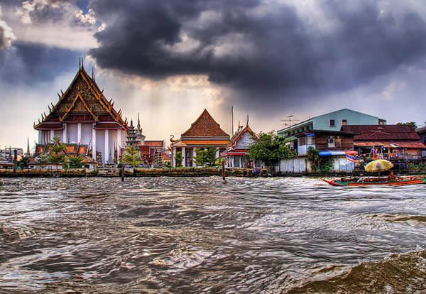 Flooding near Buddhist temple in Bangkok, 2011. Stuck in Customs /  flickr