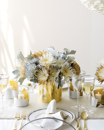 To take the metallic theme further, we created a wedding shining centerpiece for the issue and show.