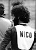 COME IL SIC: Oggi Simoncelli è originale per i suoi ricci rigogliosi, ma negli anni Settanta erano tanti i giovani che (non) si pettinavano così. Notate anche la tuta stretta, senza protezioni, e il paraschiena di là da venire. Sono un sopravvissuto di un’epoca bella ma micidiale per i piloti di moto. Quasi ogni domenica c’era un amico che non si rialzava dall’asfalto dopo la caduta.