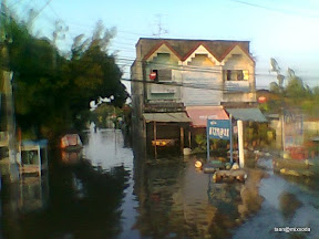 พ่อพู่กันกลับบ้านไปเตรียมบ้านให้พร้อมรับน้ำระลอกใหญ่ที่กำลังจะมา