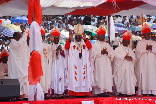 Au centre le Cardinal Laurant Monsengwo Pasinya et les éveques du Congo à Kinshasa lors de la premiére célébration du cardinal devant les fidèles catholique. Radio Okapi / Photo John Bompengo