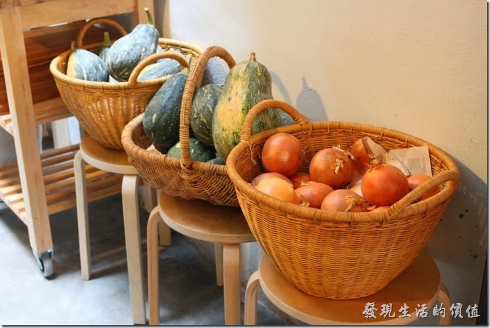 台南-晚起餐館(getlate)。耐放的食材（南瓜、洋蔥）就直接放在籃子，也可以當成擺飾。