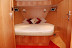 Beispiel Bugkabine mit viel Stauraum/Schraenke und grosses Doppelbett (1.60 m x 2 m)