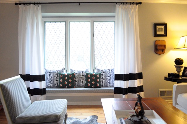 window seat with cushion and pillows