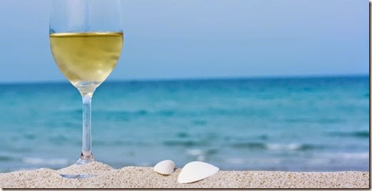 23048-650x330-verre-de-vin-blanc-plage-olga-khoroshunova