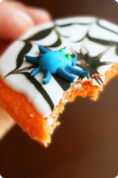 Spooky Spiderweb Cookies – Scrumptious spider-decorated sugar cookies for a delicious (and adorable) Halloween treat! | thecomfortofcooking.com