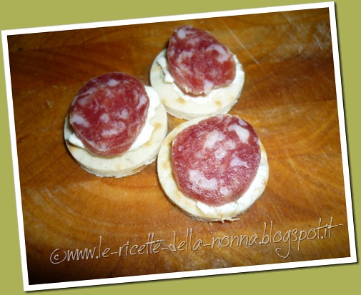 Stuzzichini con mini piadine, robiola e strolghino (13)