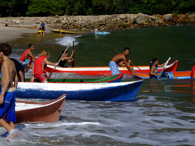 Fotos de Regata de canoas. Foto numero 3799192076. Fotografia da Pousada Pe na Areia, que fica em Boicucanga, próximo a Maresias, Litoral Norte de Sao Paulo (SP).