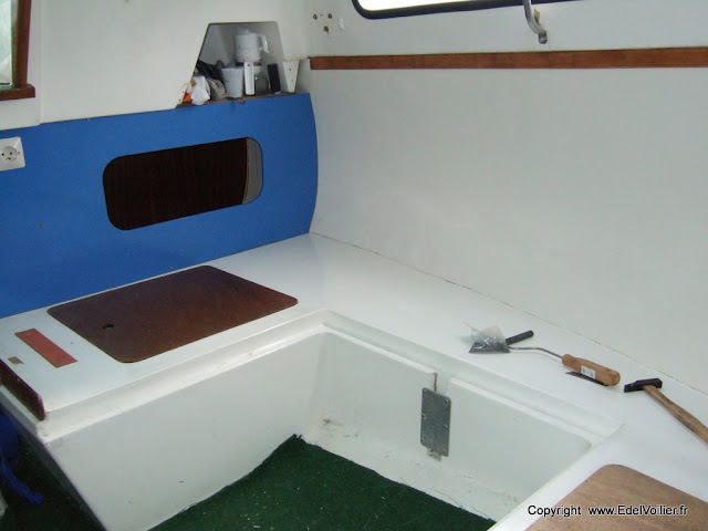 Voilà le vaigrage posé avec la baguette de finition qui permet de masquer la limite haute du vaigrage