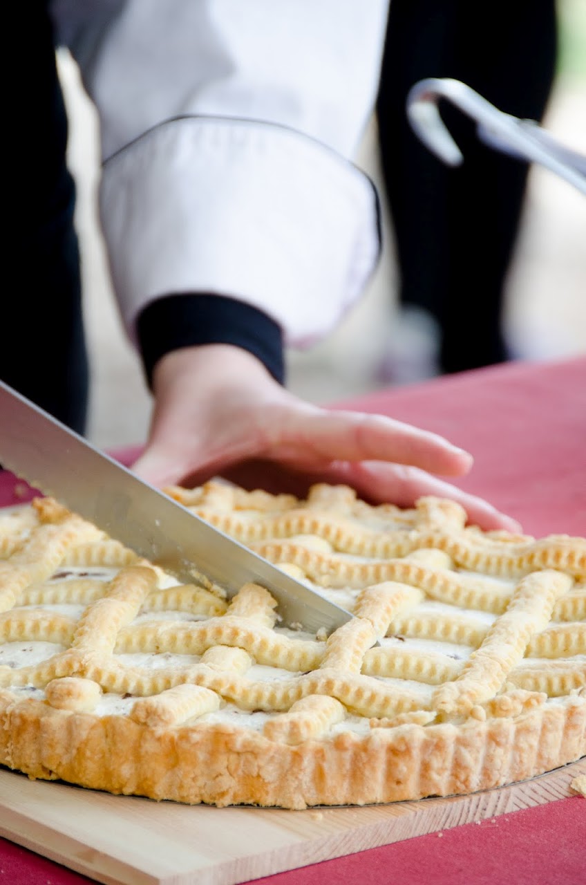 Jennifer cutting the crostata di ricotta di pecora
