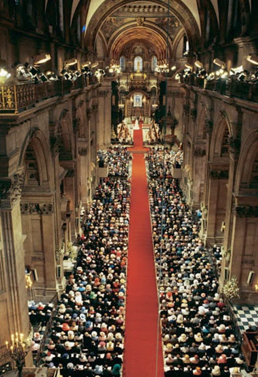 Un total de 3.500 personas se congregaron en la Catedral de St. Paul, entre los que se encontraban familiares y amigos de los novios, soberanos reinantes de la vieja Europa y varios Jefes de Estado y Gobierno Un total de 3.500 personas se congregaron en la Catedral de St. Paul, entre los que se encontraban familiares y amigos de los novios, soberanos reinantes de la vieja Europa y varios Jefes de Estado y Gobierno