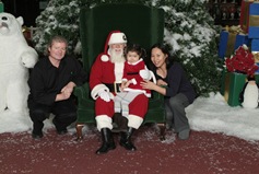 c0_Dee_Dee_Mom_Dad_Santa_Centerpointe_(Eastbrook)_Mall_2011-12-18