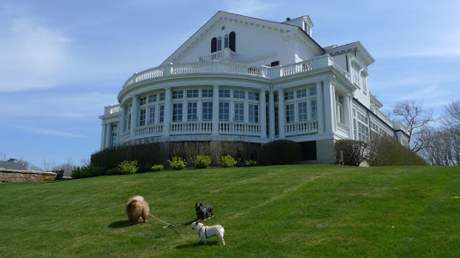 This house is called Seaweed and is owned by Martha's friends, Doug Newhouse and Holly Bannister!