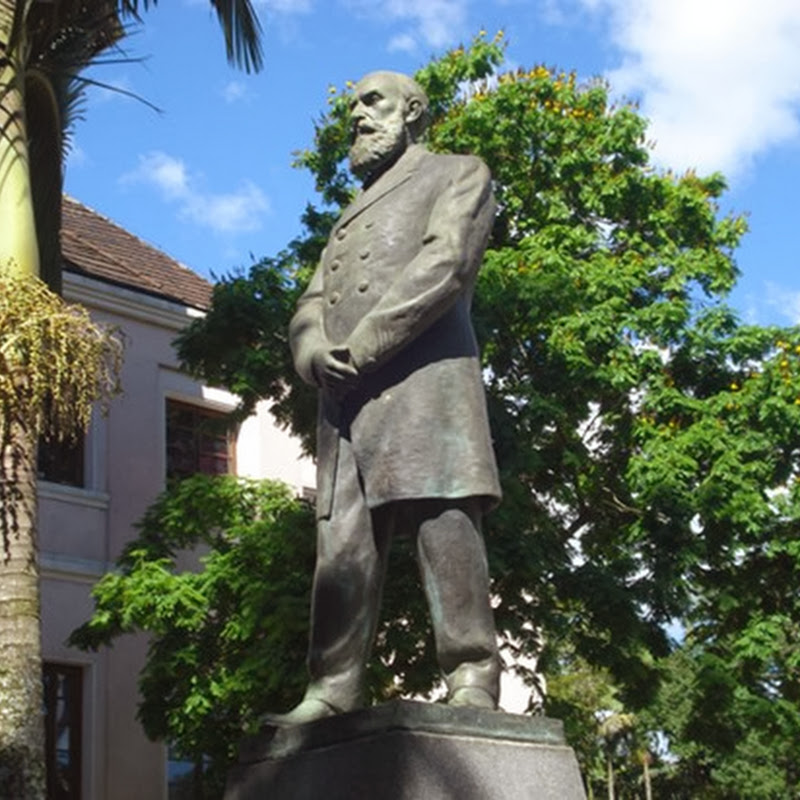 Os quatro lugares da estátua do Dr. Blumenau