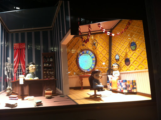I love all of the detail put in each room, just look at the chain link garland hanging above.