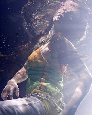 Beautiful-Girls-in-the-Underwater-Photo-Shoot