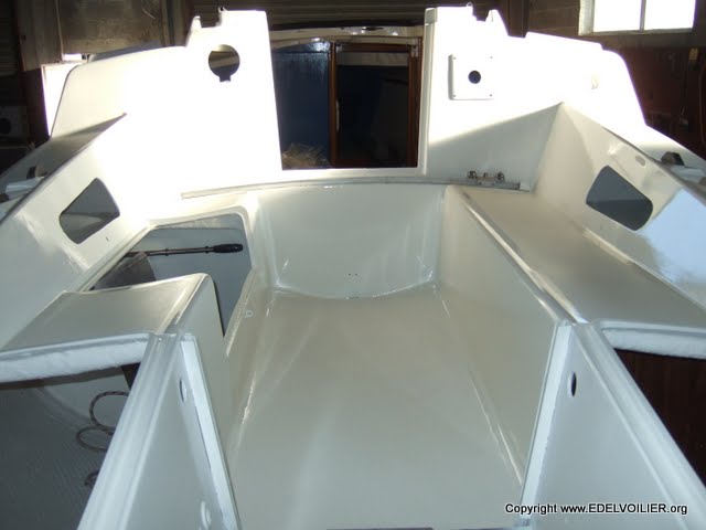 Anti-dérapant à été posé sur les bancs et en fond de cockpit. N'ayant pas aimé le gris sur les pointes de diamant, elles ont toutes été passé à l'antidérapant blanc. Du coup j'ai retrouvé le sourire.