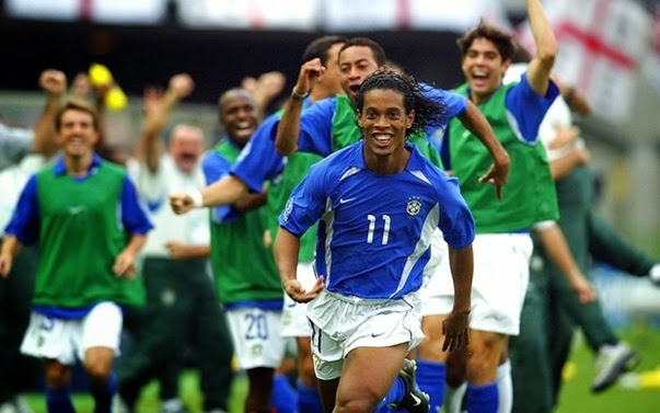 Ronaldinho marca contra a Inglaterra em 2002 Ronaldinho marca contra a Inglaterra em 2002