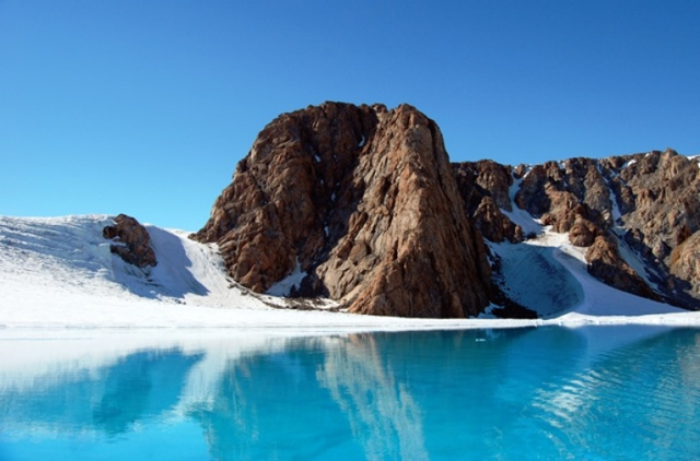 Ice lake, or supraglacial lake on Belcher Glacier, Devon Island, Nunavut, Canada. Surface melt water can pond on the surface of the glacier forming large lakes that can drain within hours. Photo: Angus Duncan / University of Alberta