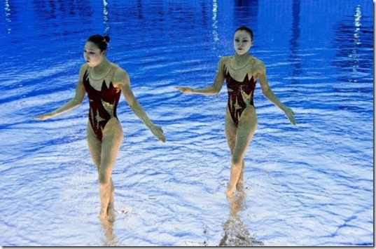 synchronized-swimmers-underwater-3