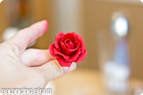 How to make small gumpaste roses (7)