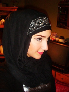Model Jilbab dengan Aksesori (2)