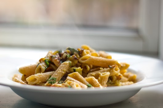 Carbonara-agtig pastaret med squash og ramsløg - foto: Mikkel Bækgaards Madblog