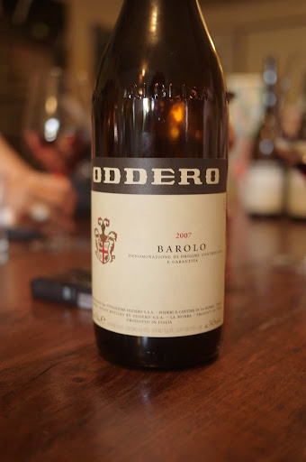 Barolo 2007酒莊: Poderi e Cantine Oddero葡萄：Nebbiolo產區：Barolo DOCGterroir: 葡萄園面東南向，園中樹齡為30年，年產量30000瓶。嚴格的手工摘取作業，浸皮與發酵作業在不繡鋼槽中已28~29度溫控下進行約20天，爾後進行乳酸發酵。此為傳統的Barolo故為不同莊園混釀，但此階段前都是分開作業。不同莊園的酒汁也分別在4000與6000與7500升的斯拉沃尼亞木桶與奧地利橡木桶進行30個月的陳年作業。爾後進行三個月混釀，出廠前再靜置6個月即可上市。試飲：相當圓潤風格的傳統Barolo，也相對是接在上一款單一莊園的Barbaresco之後故有此感，相較更為甜美的風格，同時也可感受到莊主女性細膩表現的影響，是款頗為討喜的Barolo。當時一同品飲的女姓飲者也相當喜愛～